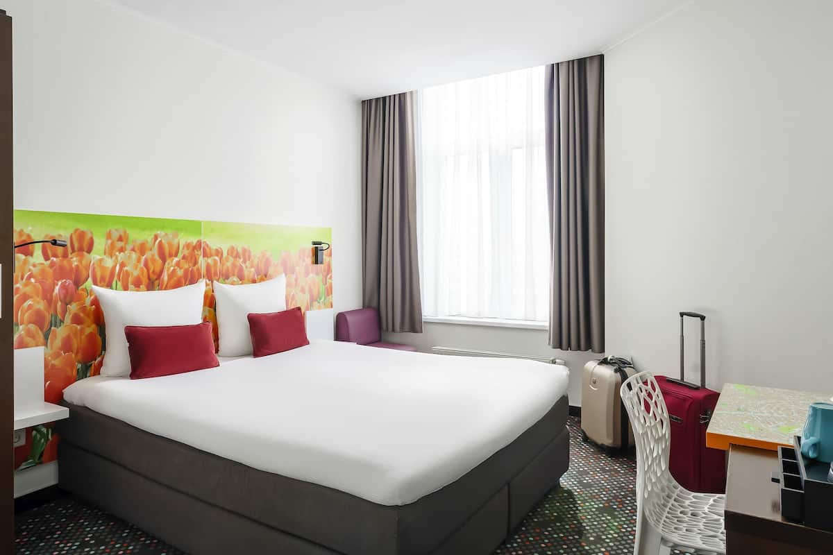 In-room safe, desk, soundproofing, iron/ironing board