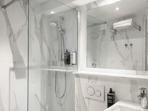 Shower, eco-friendly toiletries, hair dryer, towels - ibis Styles Amsterdam City (Amsterdam)