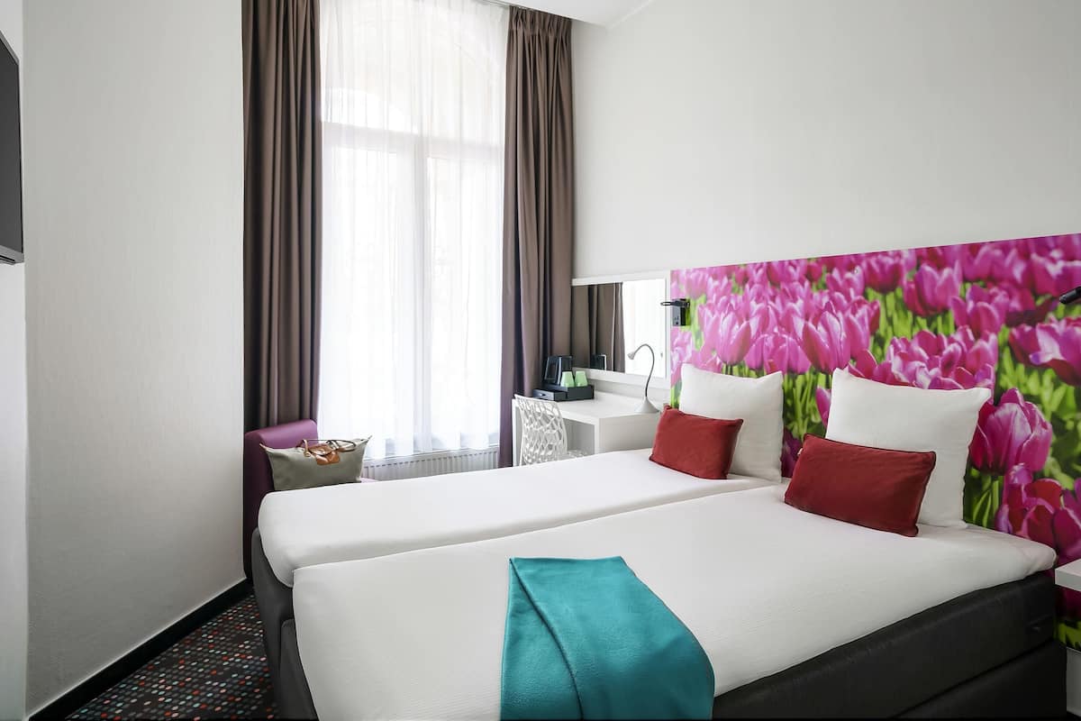 Kahden hengen huone (kaksi sänkyä), 2 yhden hengen sänkyä | Tallelokero huoneessa, työpöytä, äänieristys, silitysrauta/-lauta