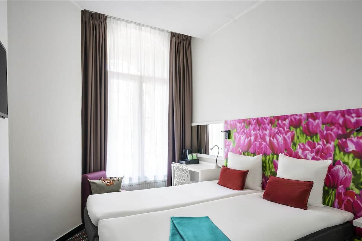 Phòng, 2 giường đơn | Két bảo mật tại phòng, bàn, phòng cách âm, bàn ủi/dụng cụ ủi quần áo