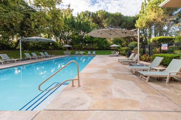 Utendørsbasseng og et oppvarmet basseng