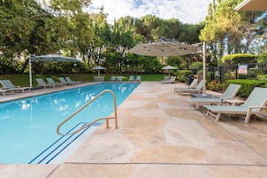 Una piscina al aire libre, una piscina climatizada