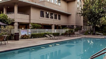 Alberca al aire libre y alberca climatizada