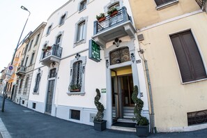Property entrance - Hotel The Best (Milan)