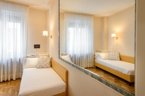 Standard Room, 1 Double Bed | Minibar, in-room safe, desk, iron/ironing board - Hotel Continental (Treviso)