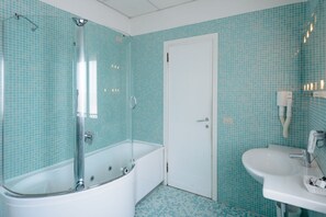 Secador de pelo, batas, pantuflas, bidet