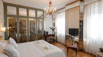 Double Room, Hot Tub | Minibar, in-room safe, desk, iron/ironing board