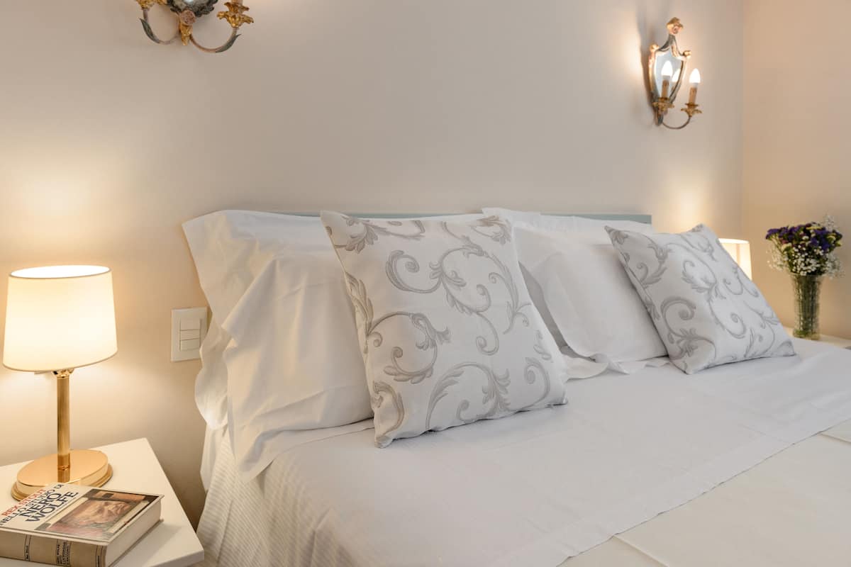 Double Room Single Use | Minibar, in-room safe, desk, iron/ironing board (on request)