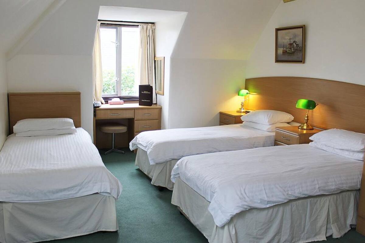 Driepersoonskamer | Een kluis op de kamer, gratis babybedden, gratis wifi