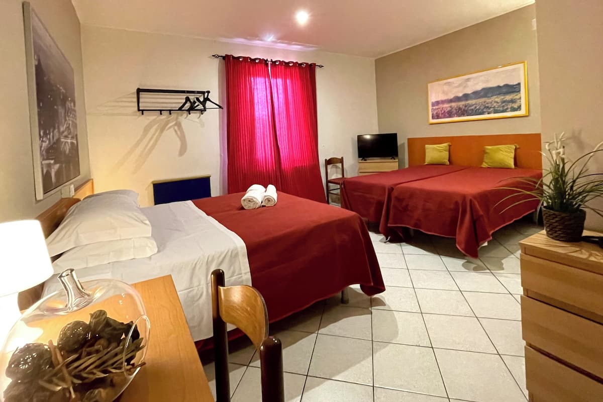1 slaapkamer, donsdekens, bedden met traagschuimmatrassen, een bureau