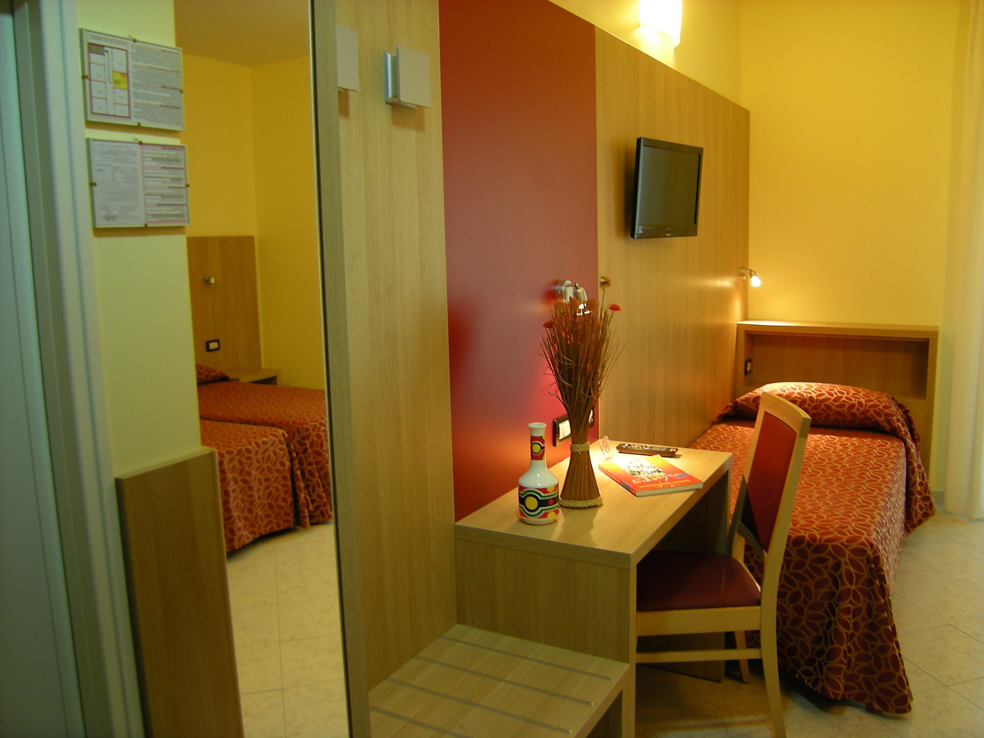 triple room | down duvets, select comfort beds, in-room safe, desk