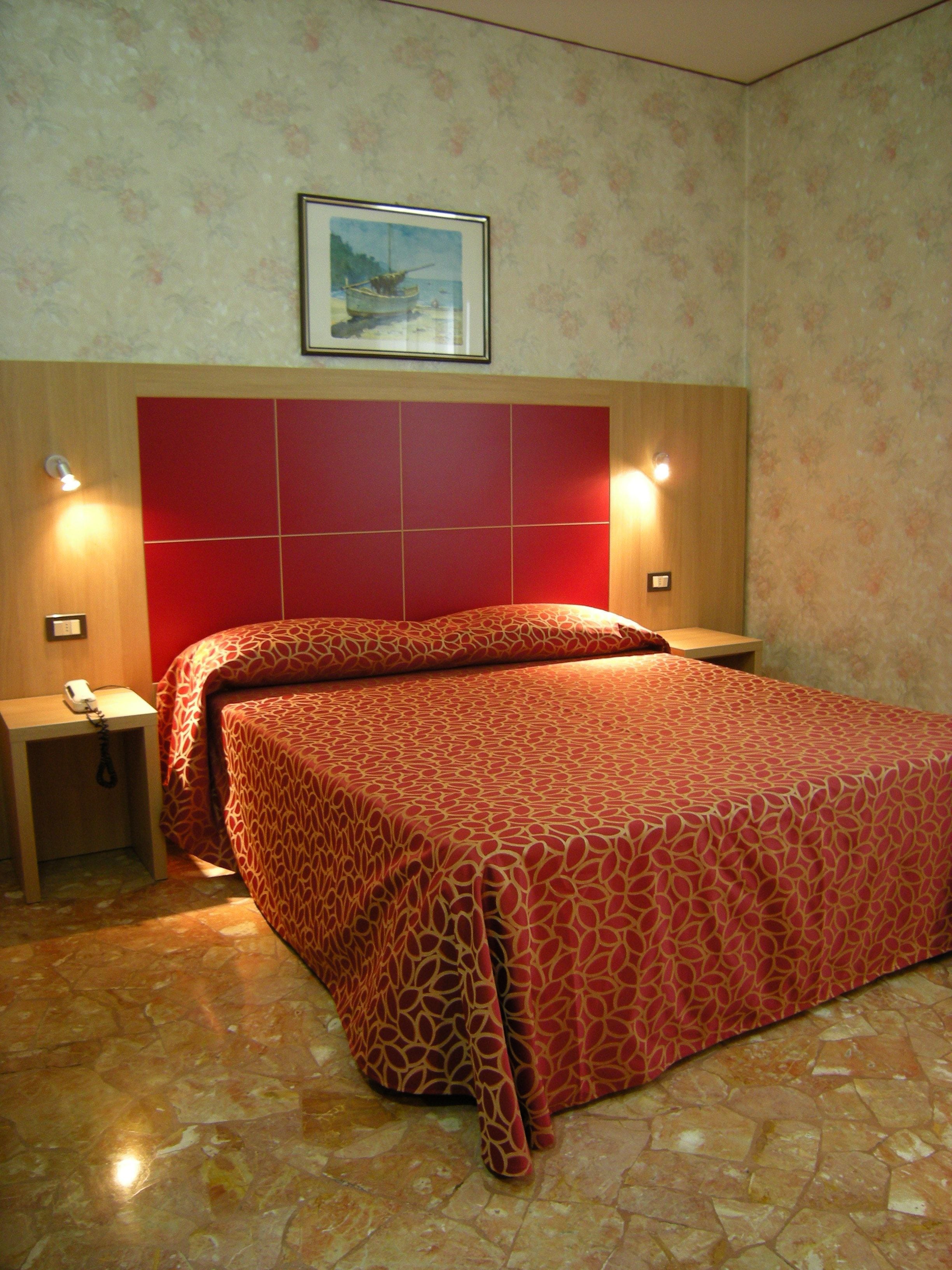 triple room | down duvets, select comfort beds, in-room safe, desk