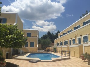 Udendørs pool, parasoller, liggestole