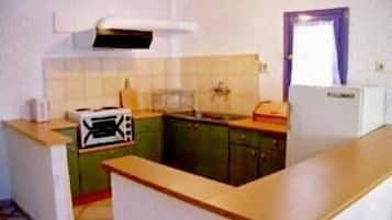 Plaque de cuisson, batterie de cuisine, vaisselle et ustensiles