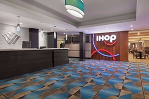 Lobby - Wyndham Garden Niagara Falls Fallsview (Niagara Falls)