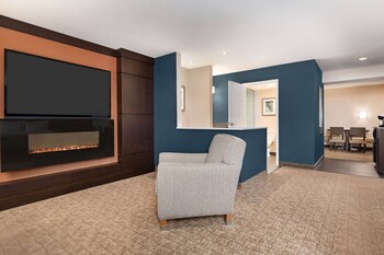 Presidential Suite, 1 King Bed, Non Smoking, Jetted Tub | Premium bedding, desk, blackout drapes, iron/ironing board at Wyndham Garden Niagara Falls Fallsview