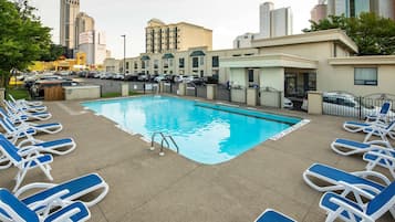 Alberca techada, acceso de 10:00 a 22:00, y camastros