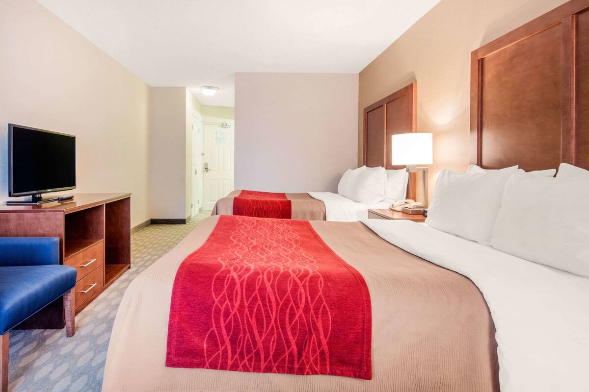 Standard Room, 2 Queen Beds, Non Smoking | Premium bedding, pillow-top beds, minibar, desk