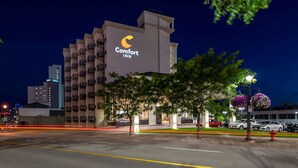 A Comfort Inn hotel with a prominent sign, a parking lot, and surrounding buildings. - Comfort Inn Fallsview (Niagara Falls)