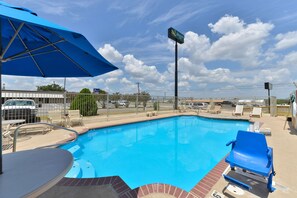 Outdoor pool - Quality Inn Gonzales (Gonzales)