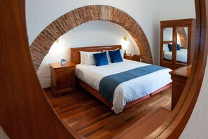 Superior Room, 1 King Bed, City View | Egyptian cotton sheets, premium bedding, Select Comfort beds - Los Juaninos (Morelia)