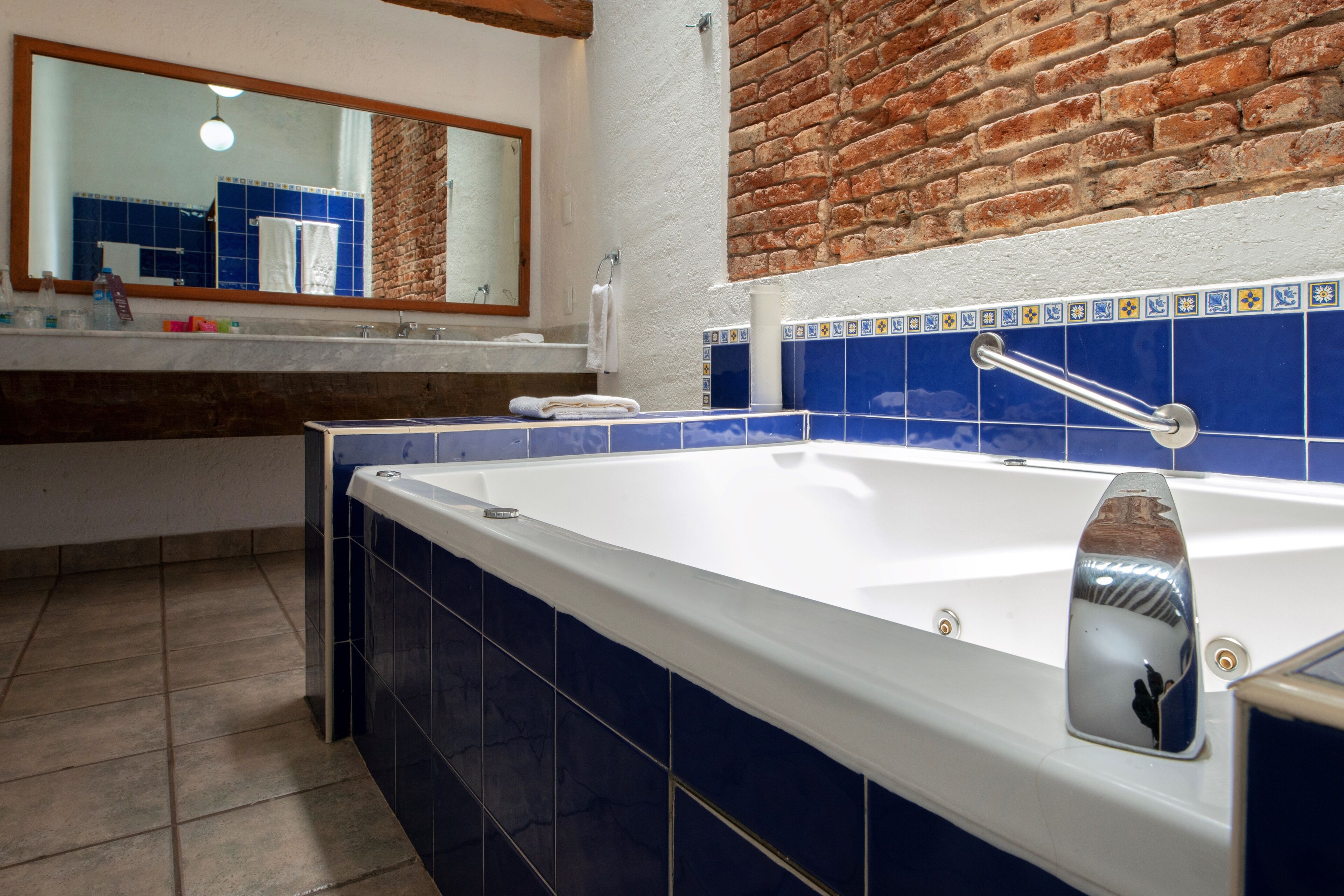 máster suite del arzobispo | bathroom | free toiletries, hair dryer, slippers, towels