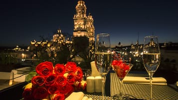 Sarapan, makan tengah hari dan makan malam dihidangkan