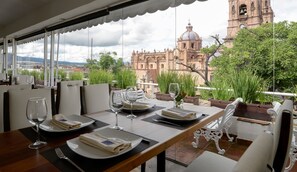 Se ofrece un desayuno a la carta (280 MXN por persona)