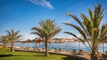 Plage à proximité, chaises longues, parasols, 2 bars de plage