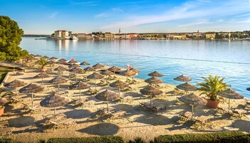 In Strandnähe, Liegestühle, Sonnenschirme, 2 Strandbars