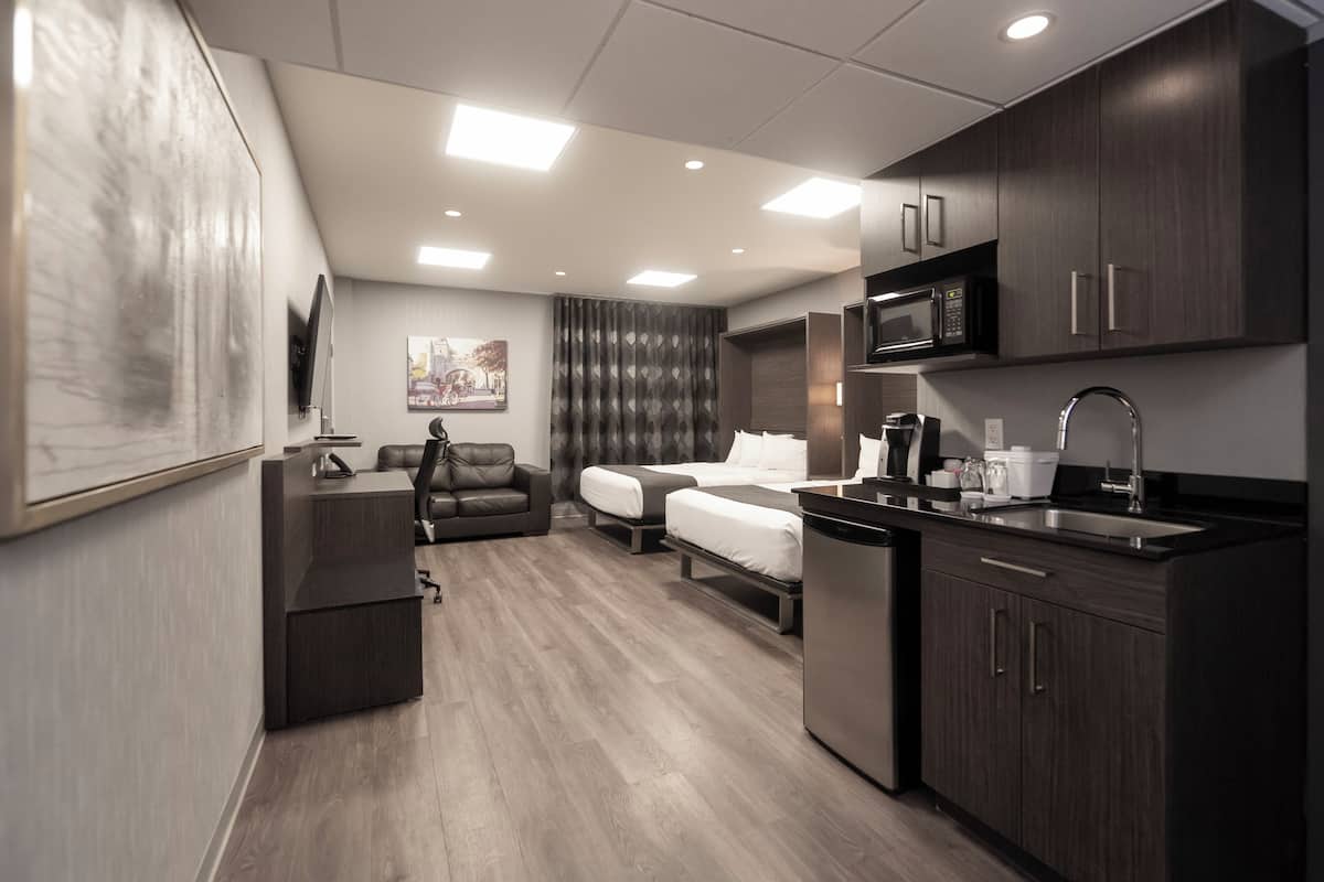 Værelse (Distinction) | 1 soveværelse, skrivebord, mørklægningsgardiner, strygejern/strygebræt