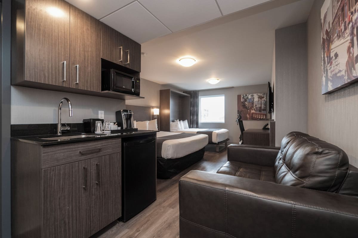 Værelse (Distinction Plus) | 1 soveværelse, skrivebord, mørklægningsgardiner, strygejern/strygebræt