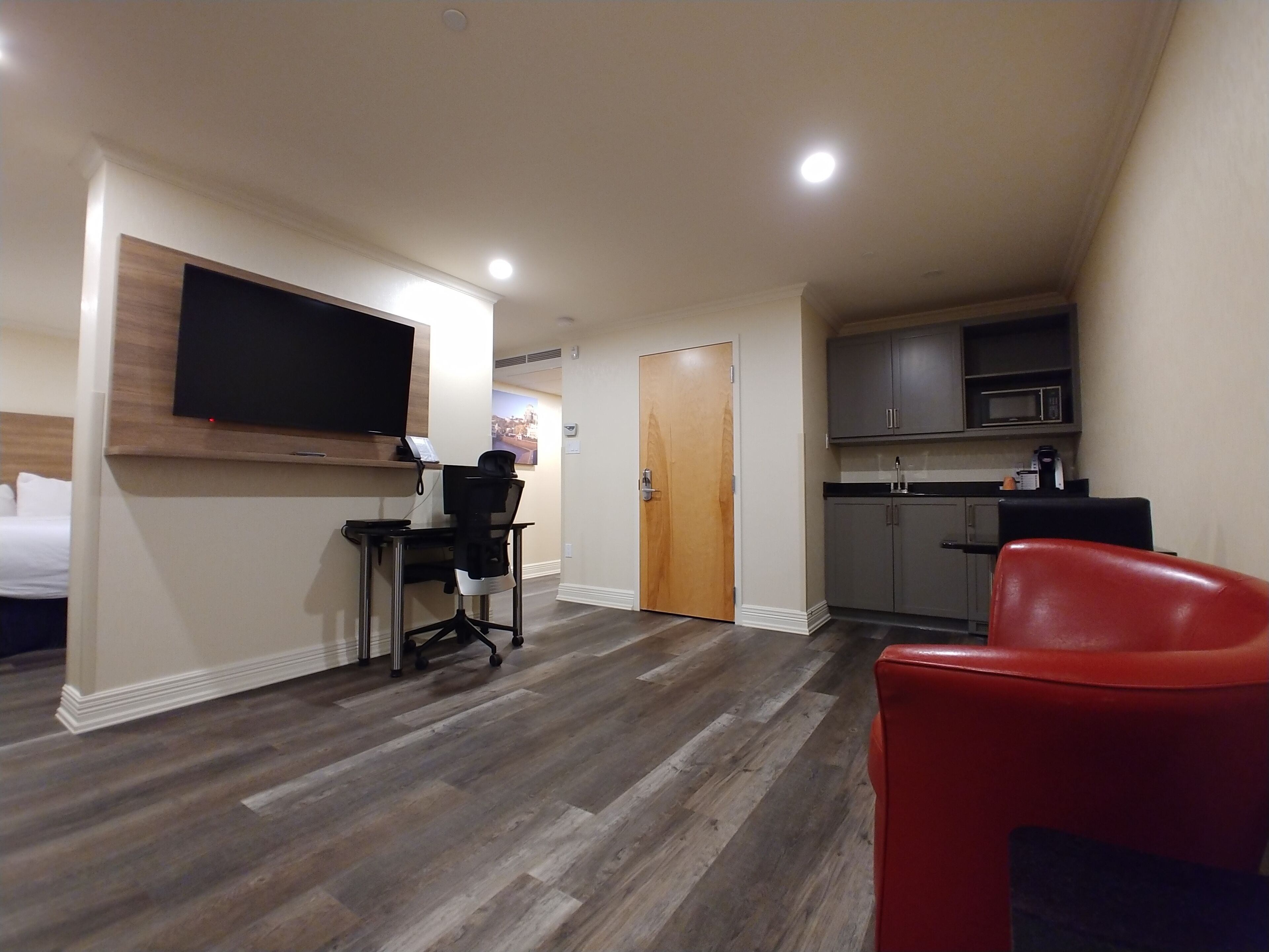 suite, 1 king bed | living area | 42-inch flat-screen tv with cable channels, tv