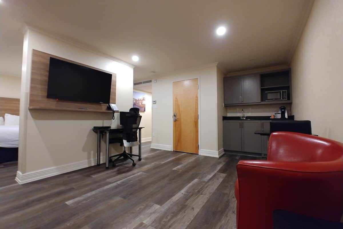 suite, 1 king bed | living area | 42-inch flat-screen tv with cable channels, tv