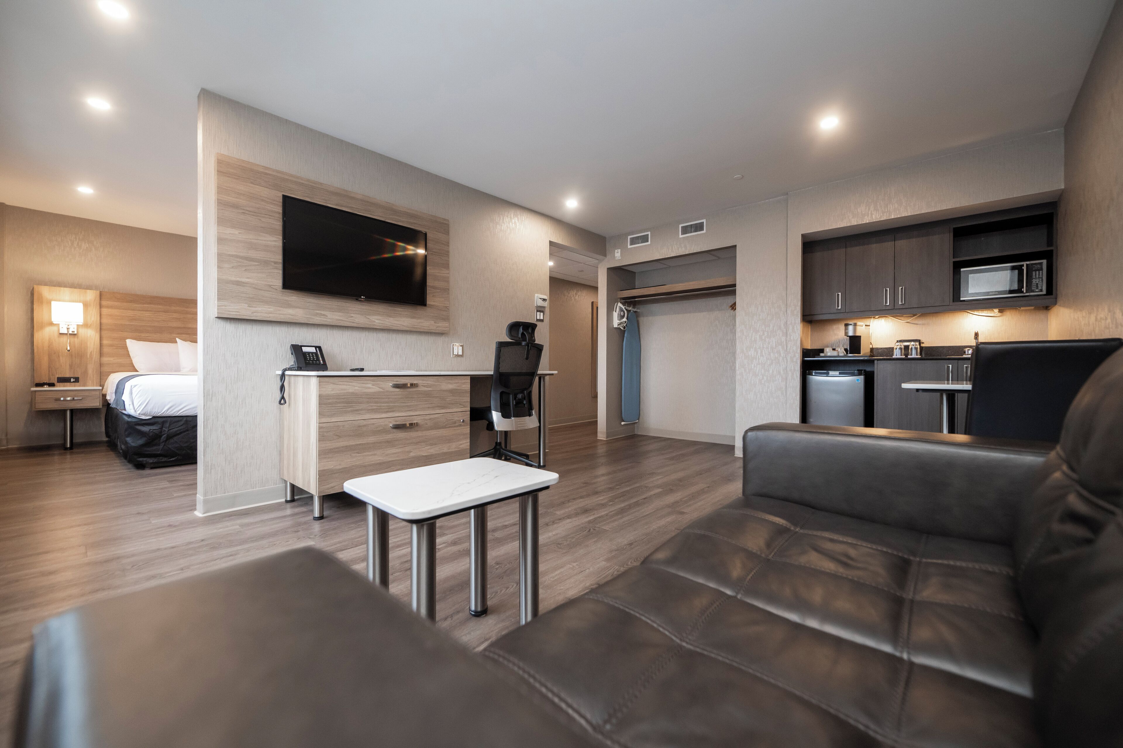 Suite, 1 kingsize bed | Een bureau, verduisterende gordijnen, een strijkplank/strijkijzer