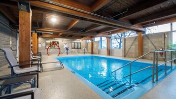 Indoor pool, sun loungers