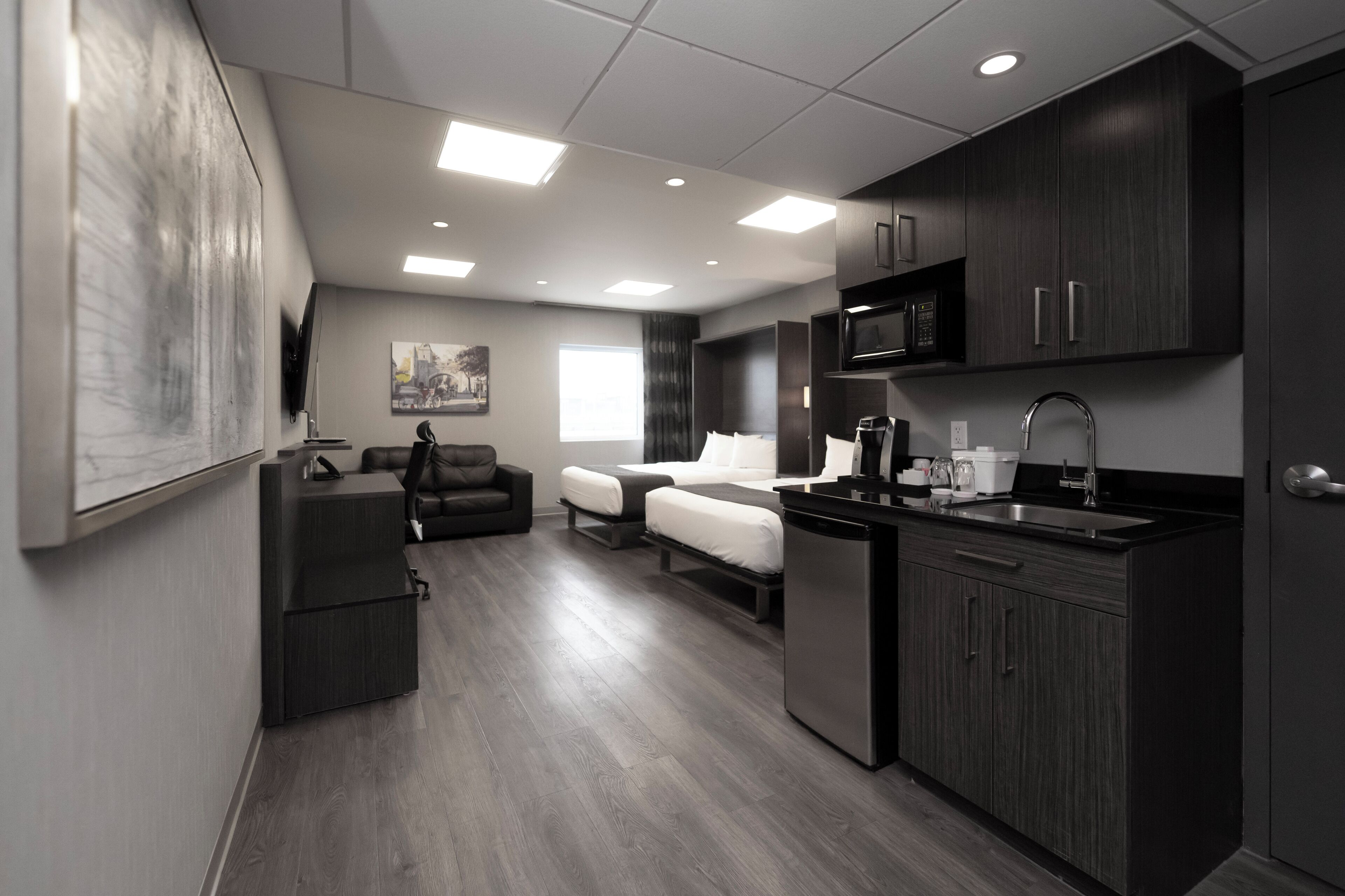 Studio, toegankelijk voor mindervaliden (Distinction 2 Queens Murphy) | Een bureau, verduisterende gordijnen, een strijkplank/strijkijzer