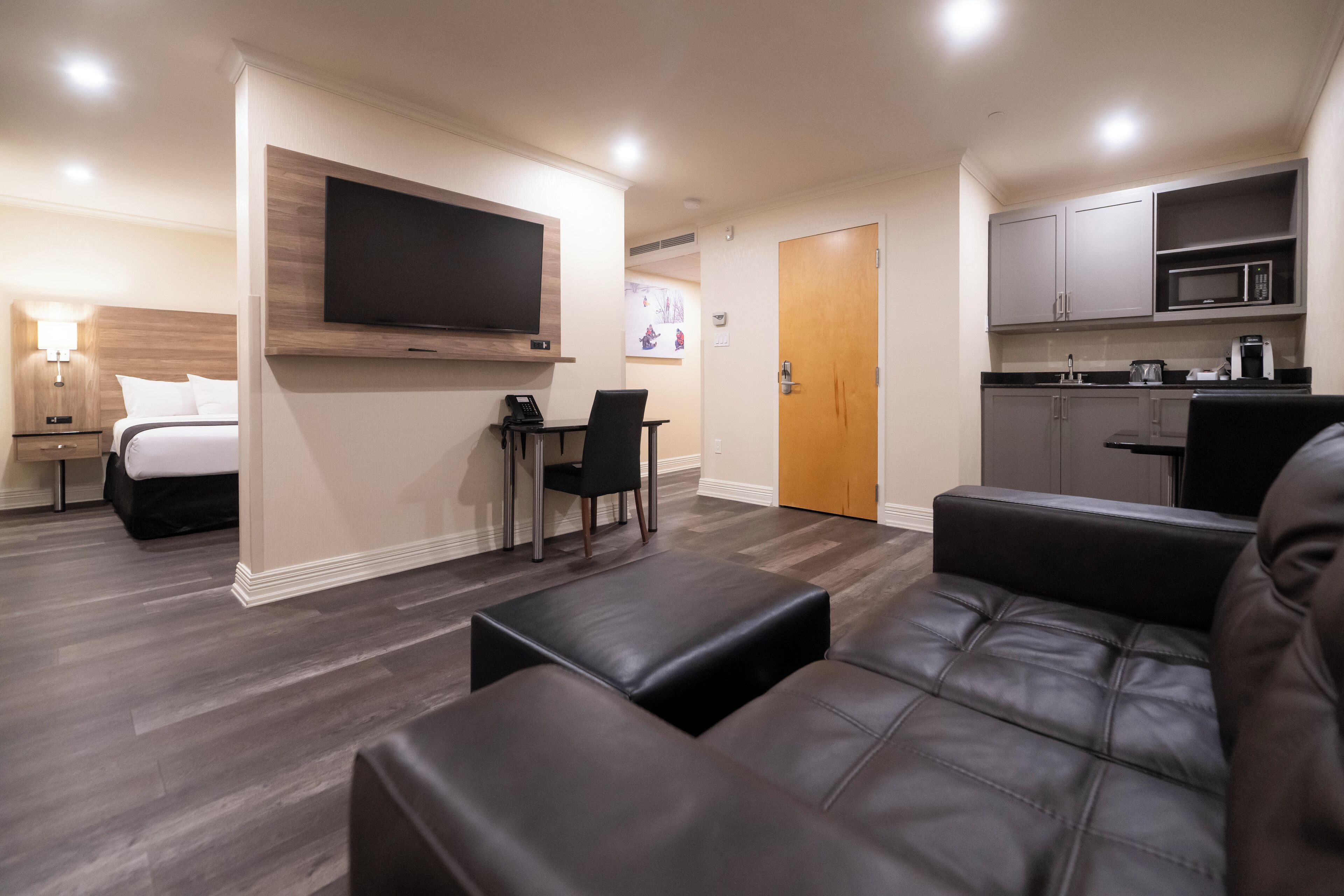 Suite, 1 kingsize bed | Een bureau, verduisterende gordijnen, een strijkplank/strijkijzer