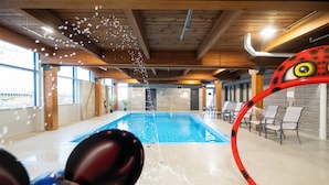Una piscina con techo de madera y sillas alrededor.