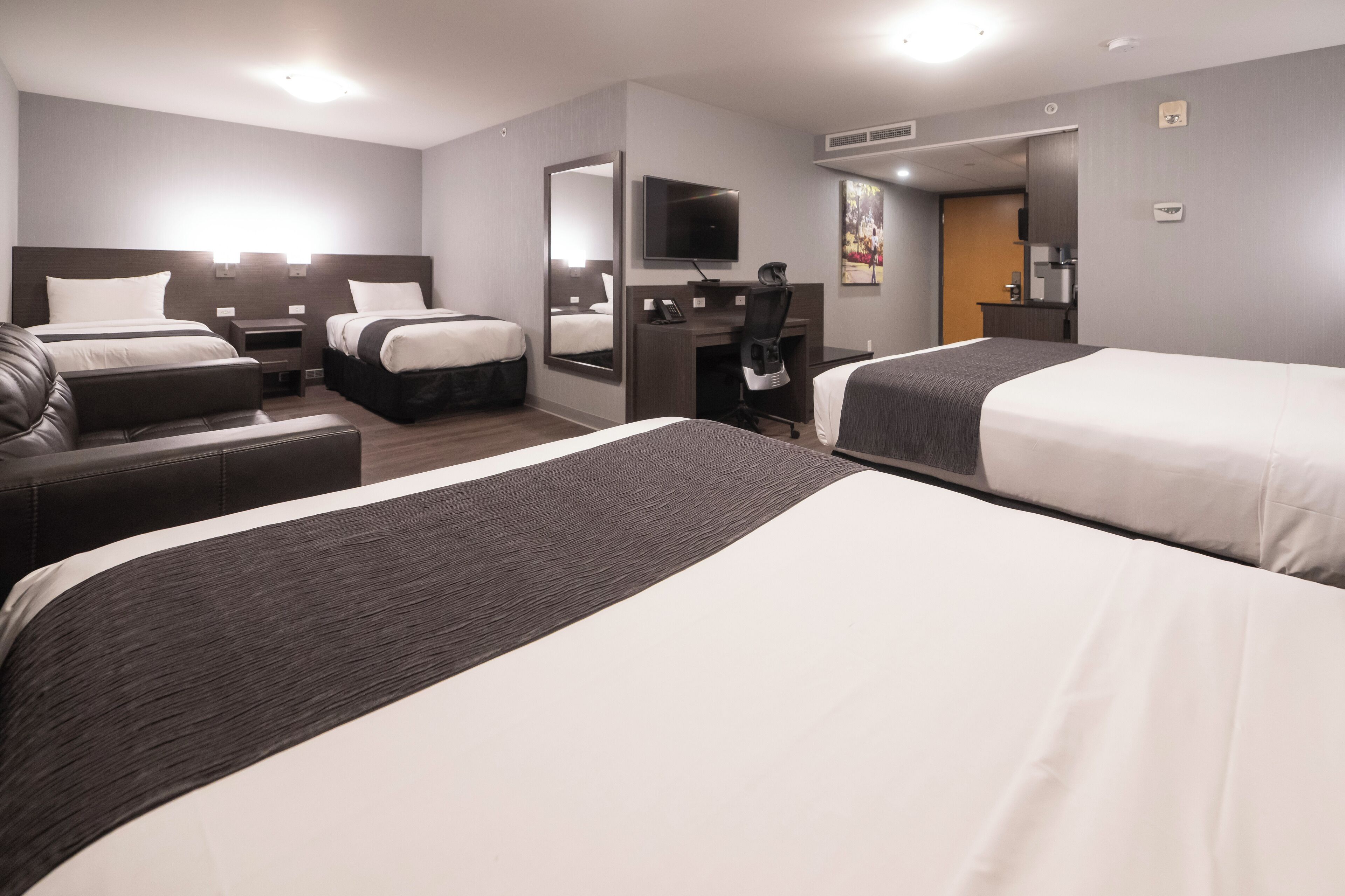 Familie vierpersoonskamer (Distinction Familiale) | Een bureau, verduisterende gordijnen, een strijkplank/strijkijzer