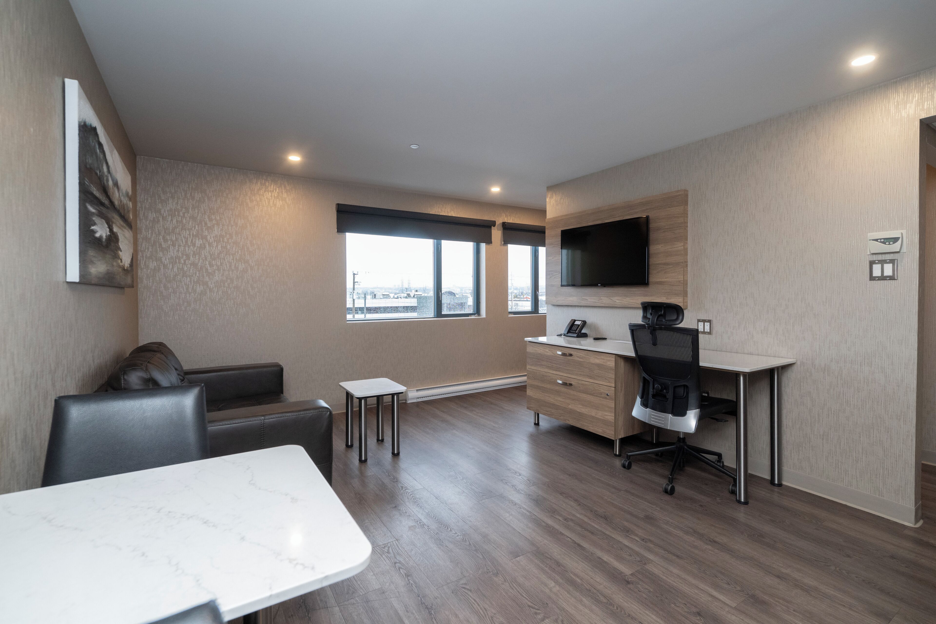 Svit - 1 kingsize-säng | Vardagsrum | 42-tums platt-tv med kabelkanaler och tv