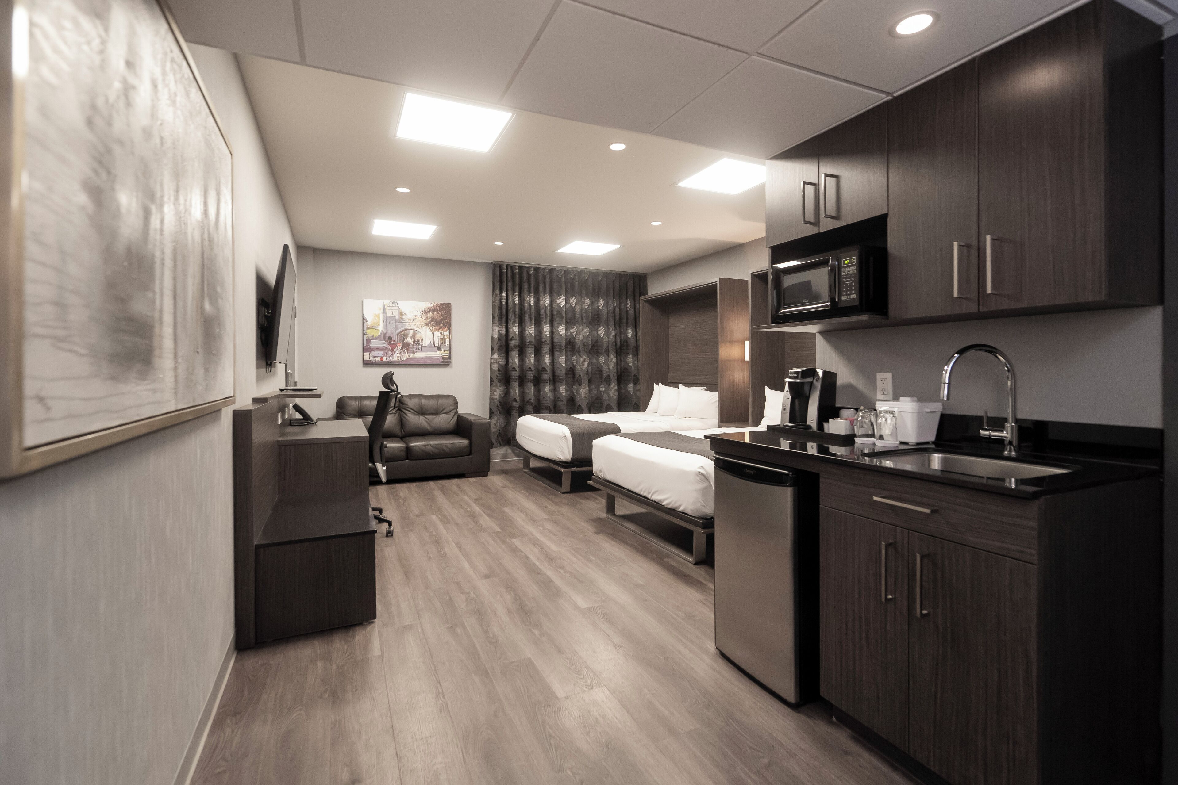 Een bureau, verduisterende gordijnen, een strijkplank/strijkijzer