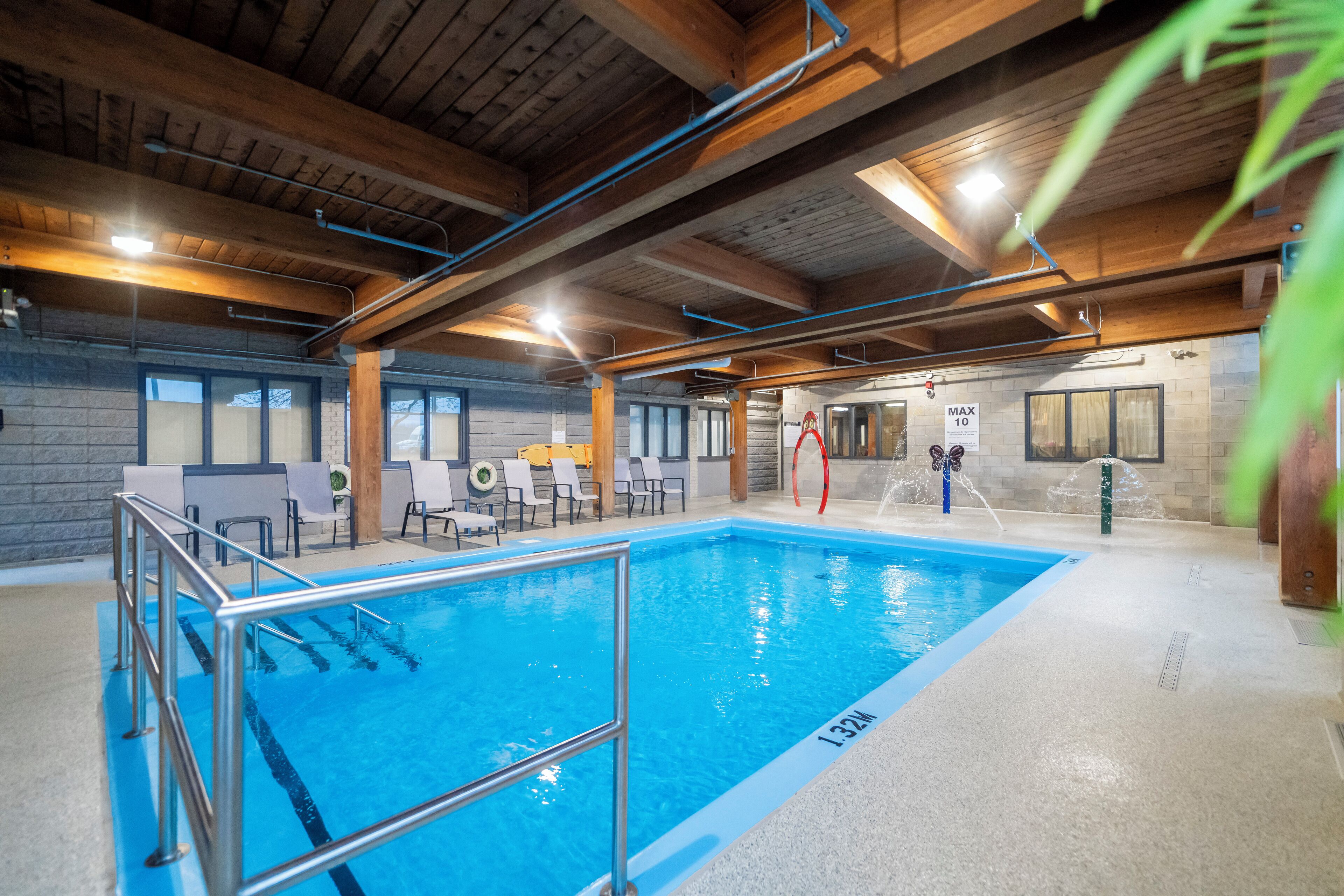 Indoor pool, pool loungers