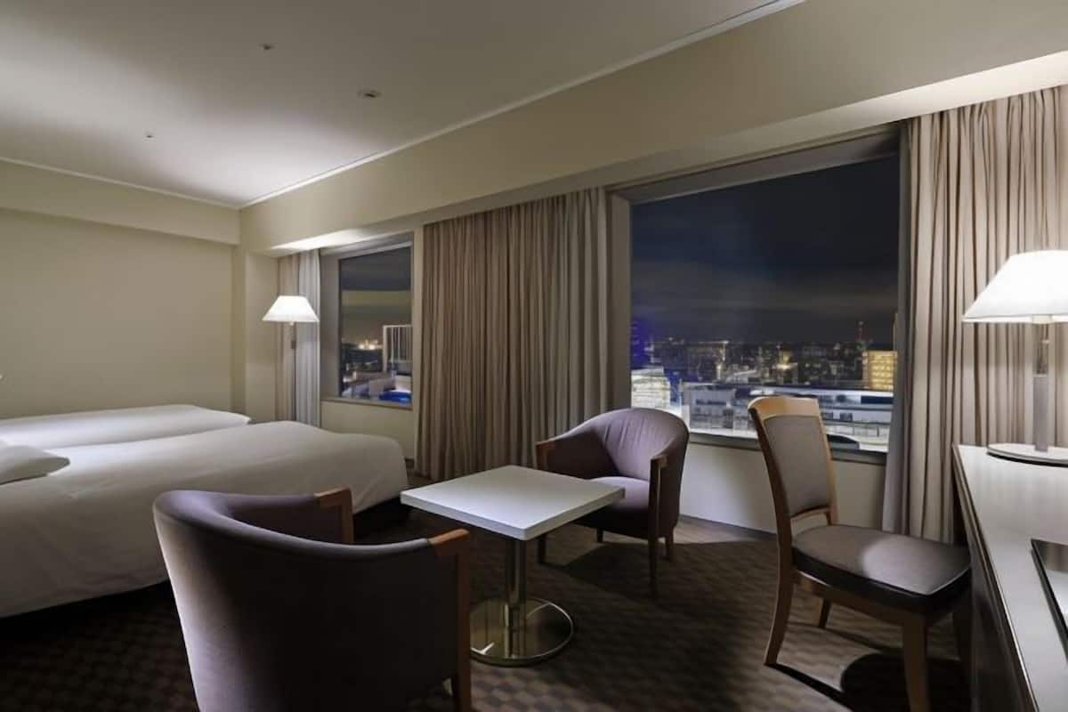 Schreibtisch, Verdunkelungsvorhänge, Bügeleisen/Bügelbrett