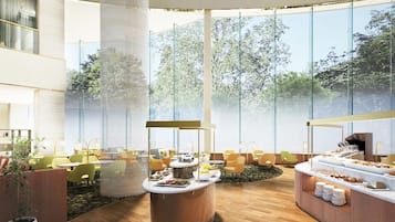 4 restaurantes, se sirven desayunos, comidas, cenas y cocina china