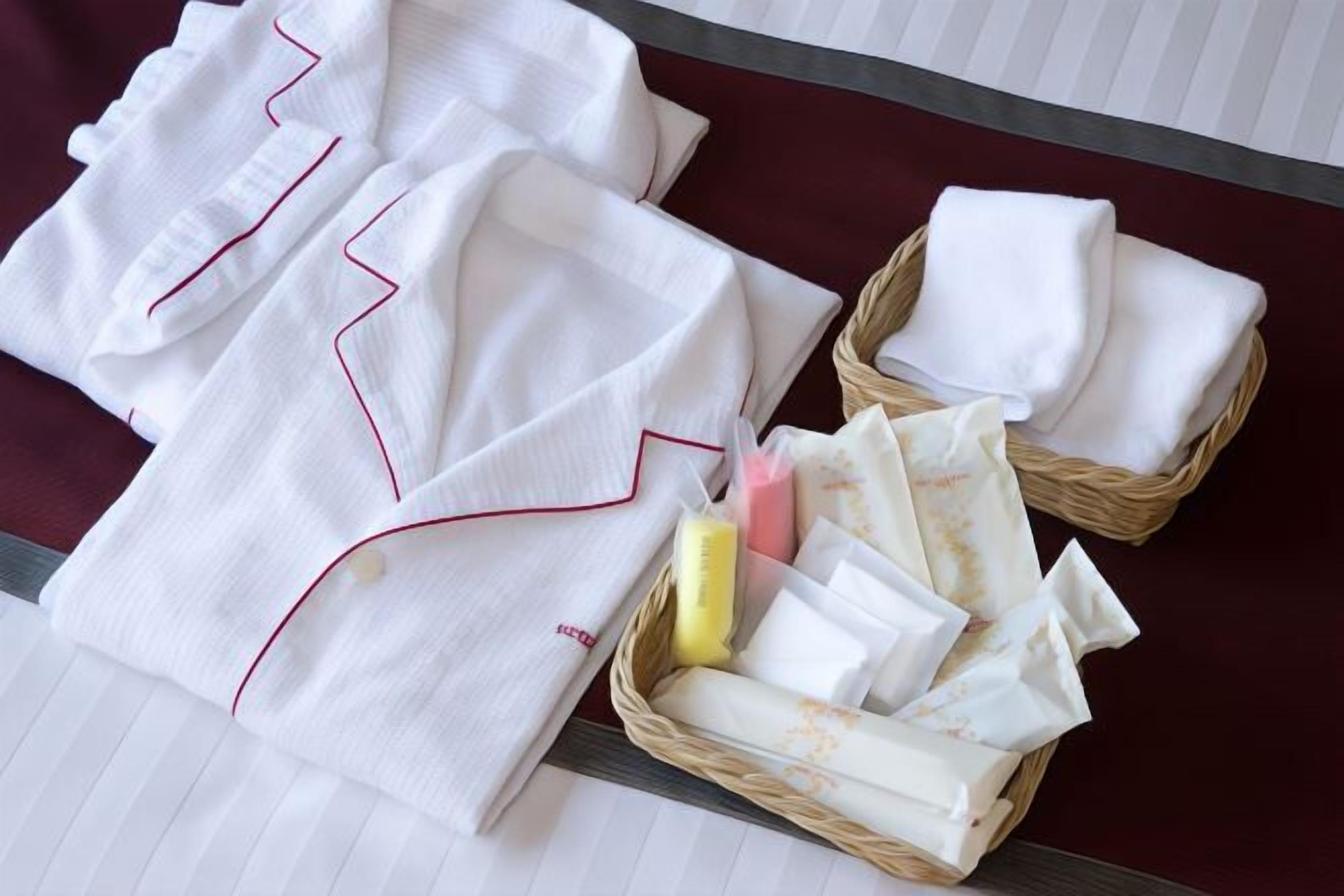 Schreibtisch, Verdunkelungsvorhänge, Bügeleisen/Bügelbrett