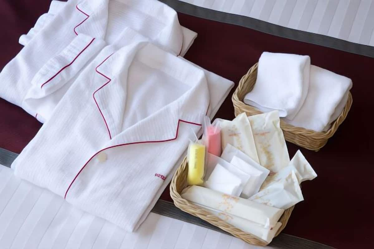 Schreibtisch, Verdunkelungsvorhänge, Bügeleisen/Bügelbrett