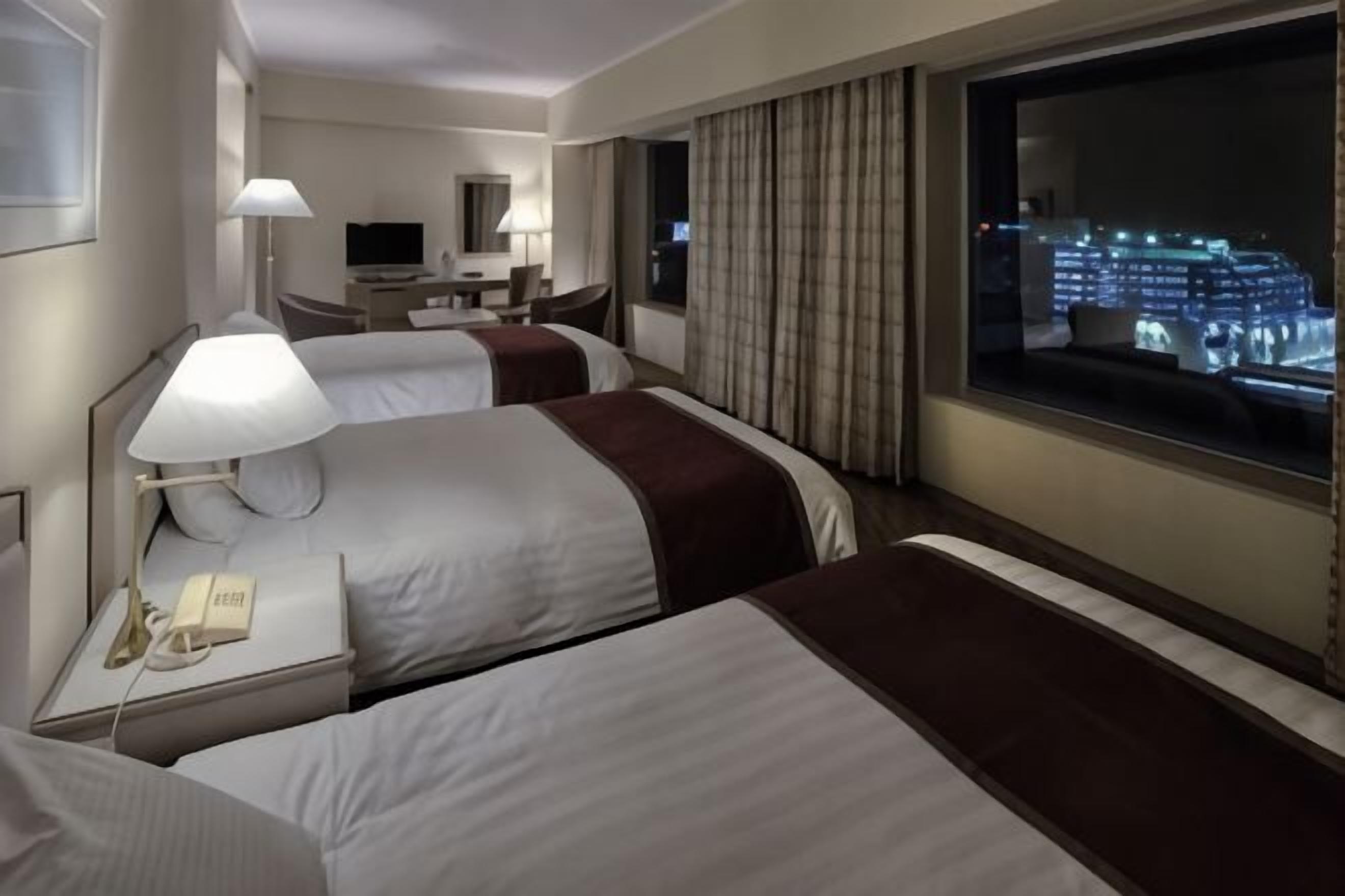 Schreibtisch, Verdunkelungsvorhänge, Bügeleisen/Bügelbrett