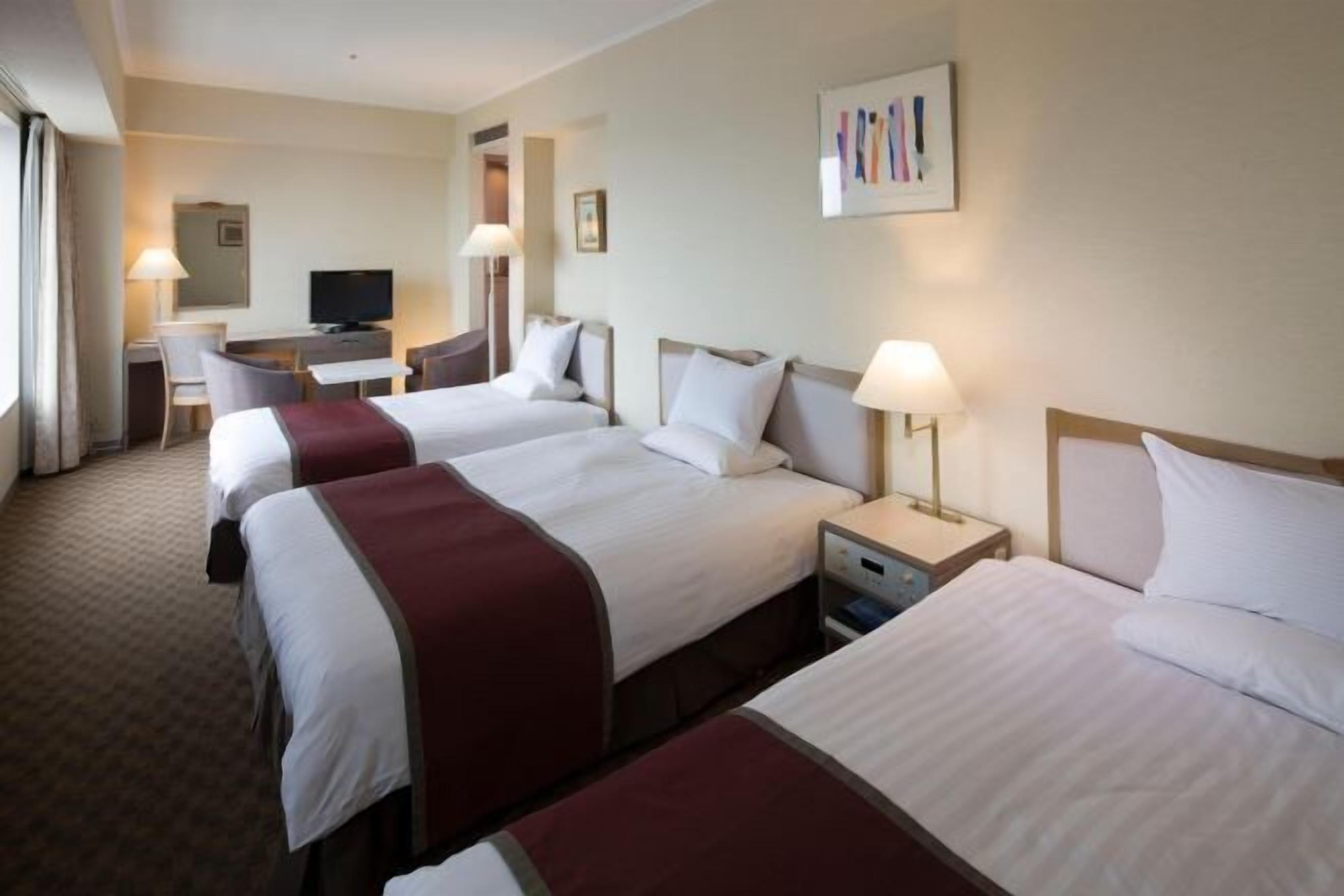 Schreibtisch, Verdunkelungsvorhänge, Bügeleisen/Bügelbrett