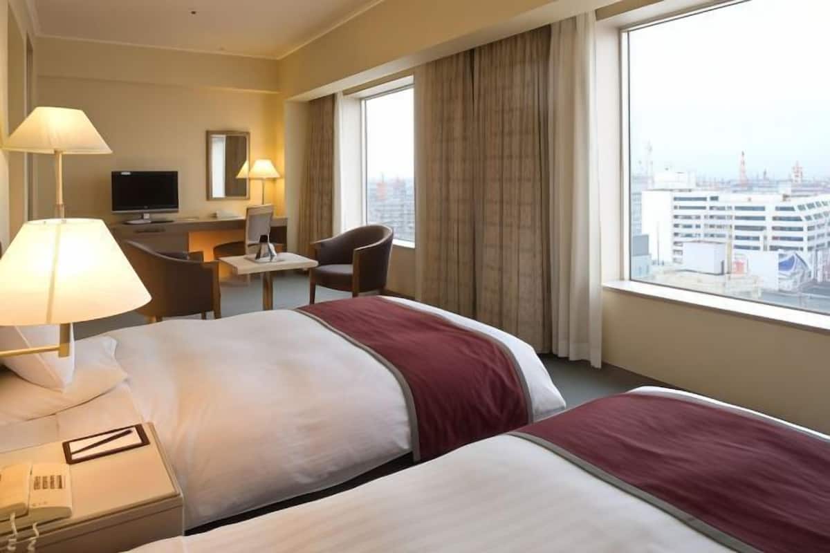 Schreibtisch, Verdunkelungsvorhänge, Bügeleisen/Bügelbrett